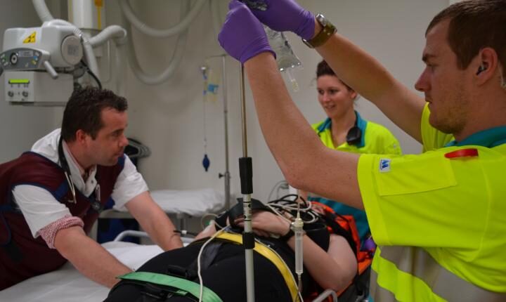 Spoedeisende Hulp Zeeland ambulance brengt patiënt op de SEH