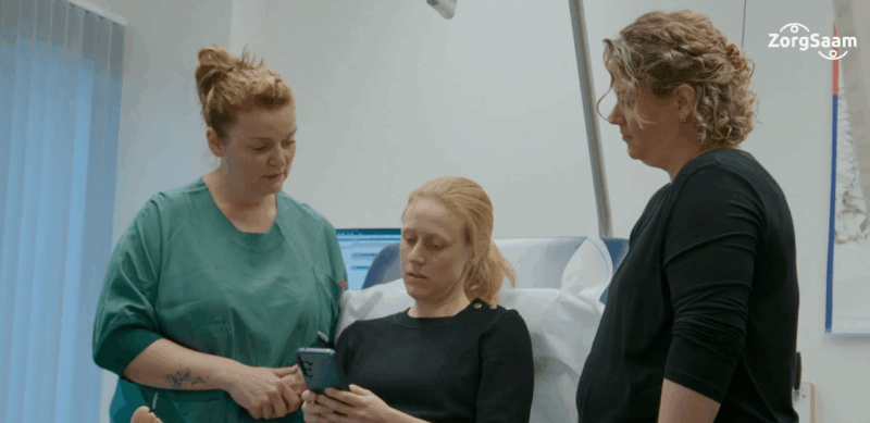 fragment uit de voorlichtingsfilm. Patiënt en mantelzorger krijgen uitleg over de app